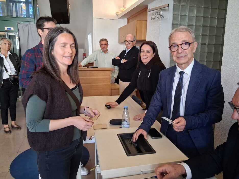 Face à lui, la candidate abertzale Laetitia Navarron... Face à lui, la candidate abertzale Laetitia Navarron...