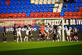 Rocío Gálvez cabecea el gol de la victoria del Real Madrid contra el Eibar en Liga F.