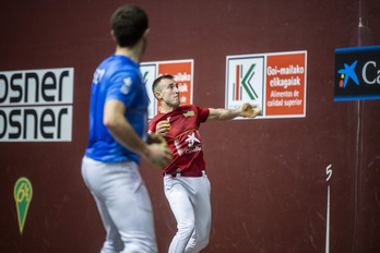 Bakaikoa, pilota astintzeko prest, ondoan Senar duela.