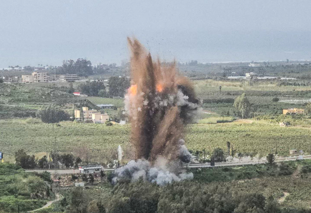 Bombardeo israelí del puente Qasmiyeh, en el río Litanii, para aislar el sur de Líbano. (Kawnat HAJU)