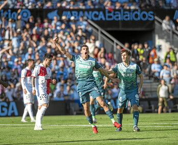 El alavesista Ángel Pérez celebra el 3-2 en Balaídos junto a Denis Suárez.