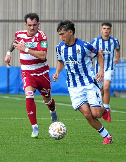 Sola, exrealista, persigue el balón en Zubieta.