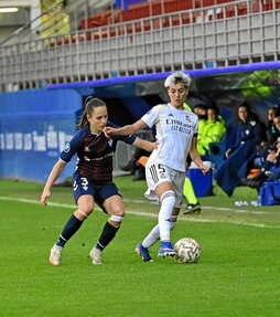 Pau Comendador protege el balón ante Garazi.