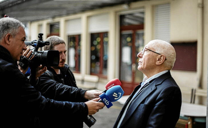 Jean-René Etchegaray Baionako auzapeza, adierazpenak egiten goizean boza eman ondoren.