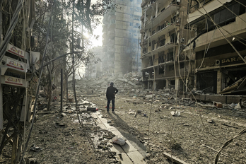 Un hombre observa el lugar donde se produjeron los ataques aéreos israelíes de la noche anterior en los barrios del sur de Beirut, el 12 de marzo de 2026.