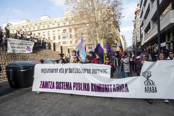Irudian, zaintza sistema publiko baten aldeko mobilizazioa Gasteizen.