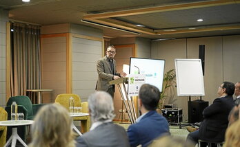 El consejero de Vivienda de Lakua, Denis Itxaso, durante su intervención en el Foro Construcción Sostenible ayer.