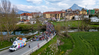 Irudi ederra utzi du Korrikak Etxarri-Aranatzen, Beriain zaindari.