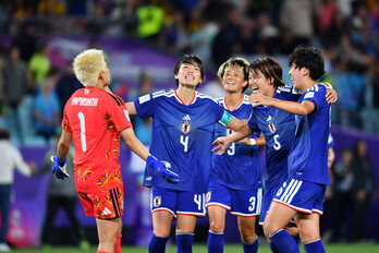 Jugadoras japonesas celebran el final de la final de la Copa Asiática entre Japón y Australia en Sydney.