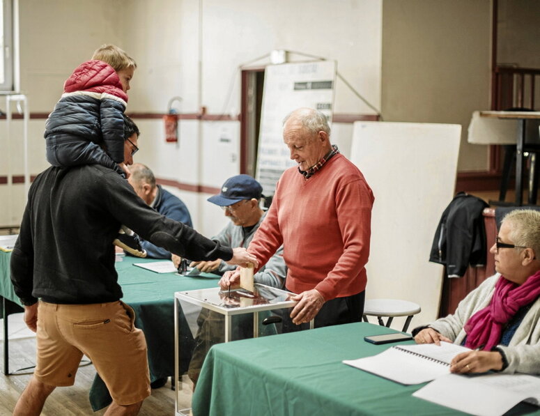 Votación en una mesa electoral de Bokale, donde venció la lista abertzale de izquierdas.