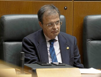 El consejero de Salud sigue sin responder a lo que le preguntan sobre vacunas