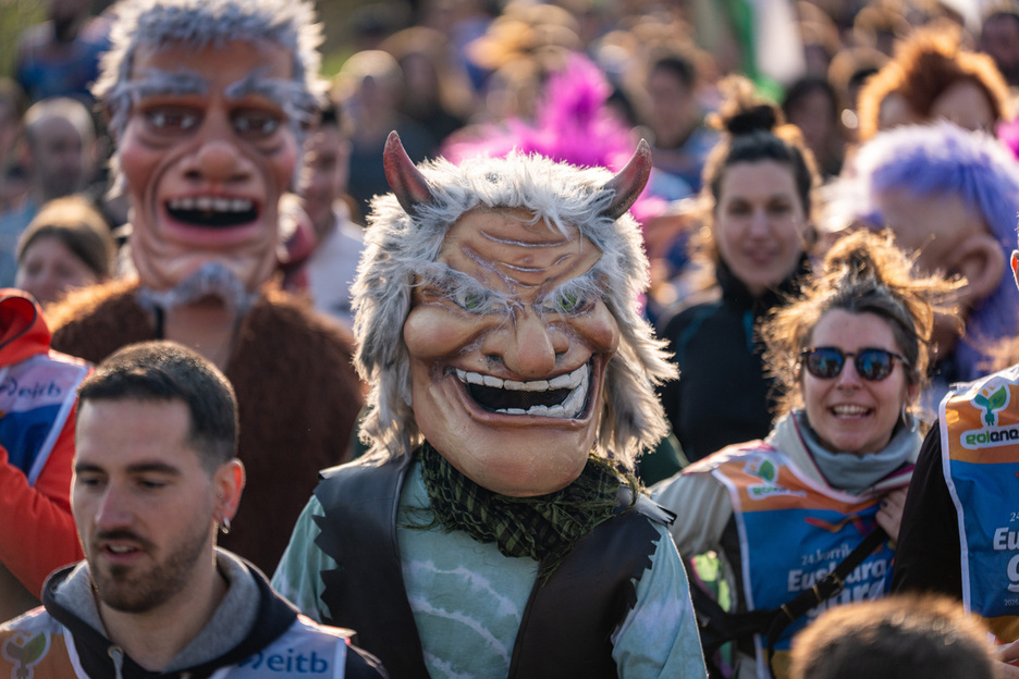 Izaki mitologikoz bete da Korrika Irurtzunen. Izaki mitologikoz bete da Korrika Irurtzunen.