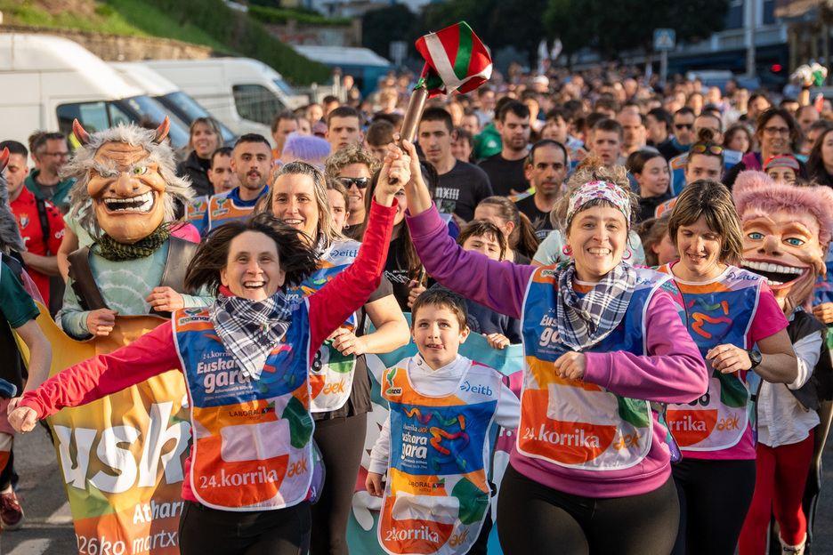 Irribarrez irribarre doa lekukoa aurrera. Irribarrez irribarre doa lekukoa aurrera.