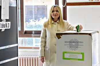 La primera ministra italiana, Giorgia Meloni, vota en el referéndum.