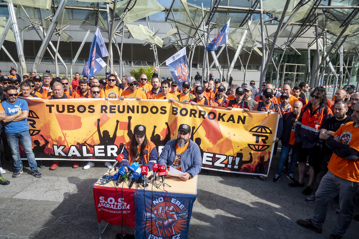 Comparecencia de los trabajadores de Tubos Reunidos en Bilbo para denunciar el ERE el pasado día 20.