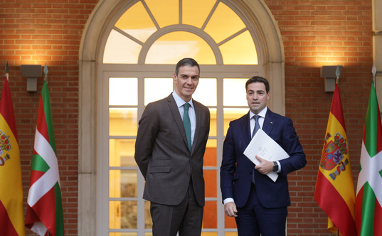 El 27 de enero, Pedro Sánchez recibió a Imanol Pradales en la escalinata de La Moncloa.