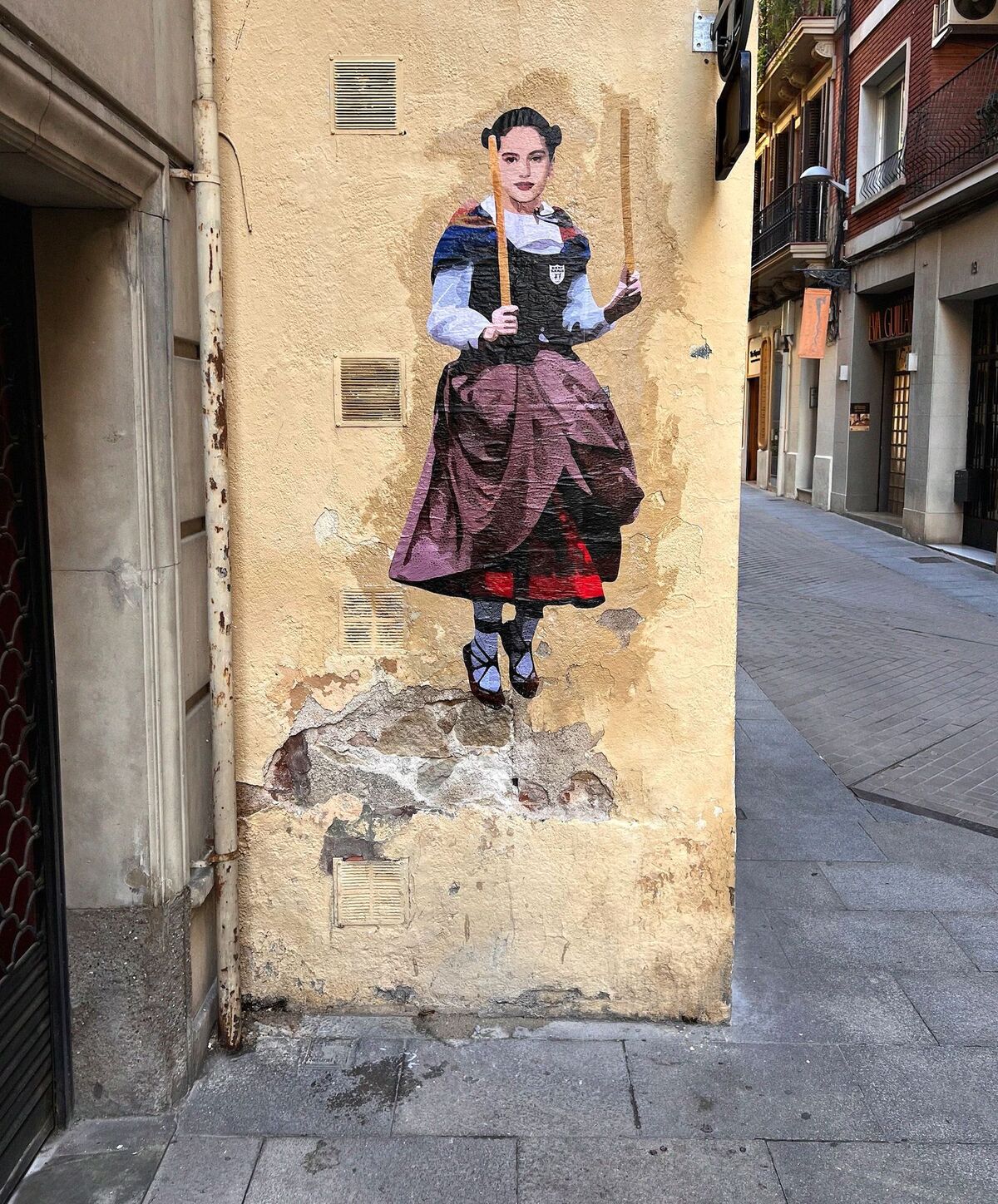 Rosalía, vestida de dantzari en Barcelona. (LKN)