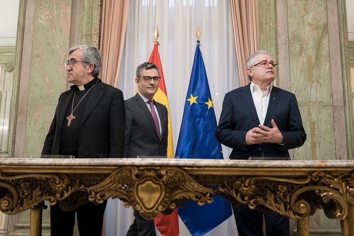 El presidente de la CEE, el ministro Bolaños y el responsable de la Conferencia de Religiosos al anunciar el acuerdo.