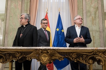 El presidente de la CEE, el ministro Bolaños y el responsable de la Conferencia de Religiosos al anunciar el acuerdo.