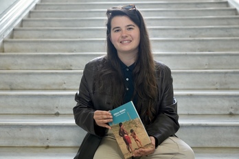 Oihana Arana ‘Zerua hemen’ liburua aurkeztu berritan.