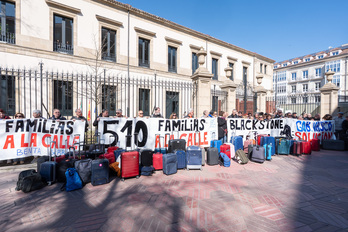 Los vecinos y vecinas de Benta Berri han llevado maletas al Parlamento de Gasteiz.