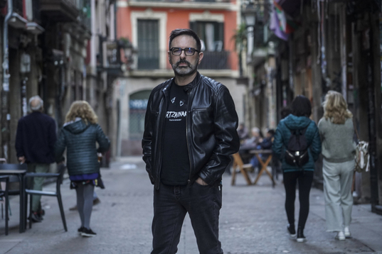 Andeka Larrea en el Casco Viejo de Bilbo, donde se desarrola parte de la novela.