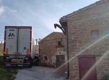 Imagen del camión atascado en Senosiain.