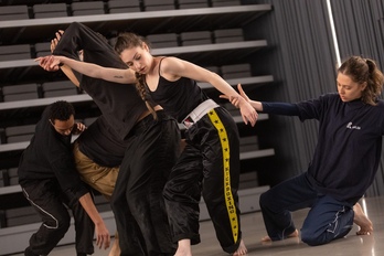 Bailarines vascos y marroquíes ensayando y perfeccionando la obra antes de su estreno el próximo martes.