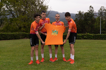Ciclistas de Euskaltel con la nueva camiseta que inundará las carreteras vascas durante la Itzulia.
