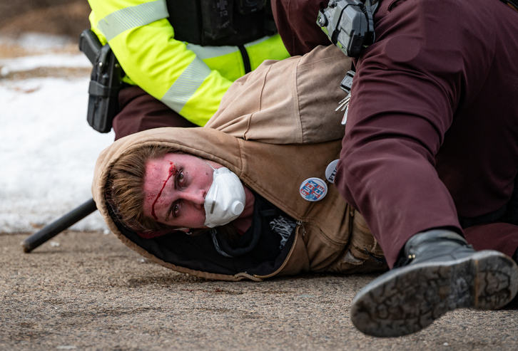 Manifestante siendo arrestado durante las protestas de Minneapolis.