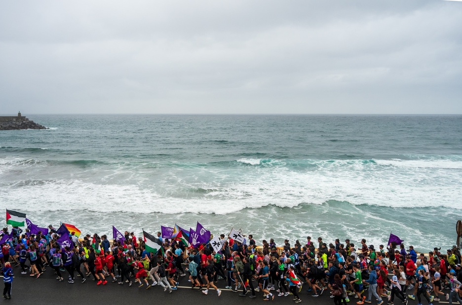 Itsasoa, indartsu, Korrikarekin bat.