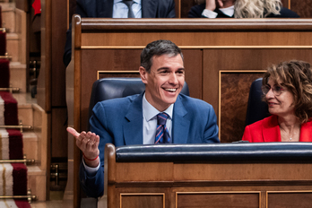 Sánchez se toma a broma los ‘misiles’ de Feijóo junto a Montero, que se despide.