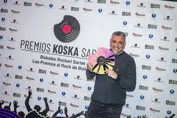 El colaborador de GARA y NAIZ Sergio Iglesias recibe el premio Koska a la Difusión.