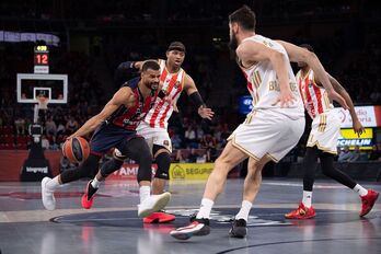 Luwawu-Cabarrot intenta penetrar ante la defensa de Estrella Roja.