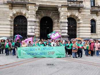 Movilización de ELA ante la Diputación de Bizkaia, este jueves en Bilbo.