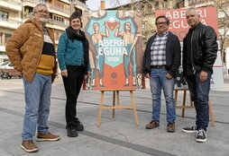 Euskal Herria Batera ekimenak Lizarrako ekitaldia aurkezteko egin zuen argazkia. Ezkerretik eskuinera: Koldo Viñuales, Ekhiñe Atorrasagasti, Carlos Etchepare eta Xabier Euzkitze.