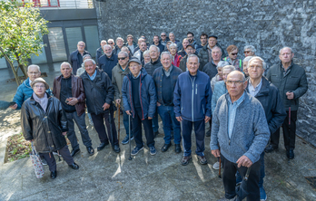 Extrabajadores y extrabajadoras de Michelin que participaron en la huelga de 1976, junto con integrantes del actual comité.