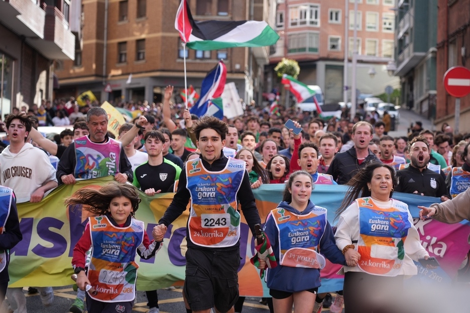 Maldan gora eta behera ibili da Korrika Santurtzitik. Maldan gora eta behera ibili da Korrika Santurtzitik.