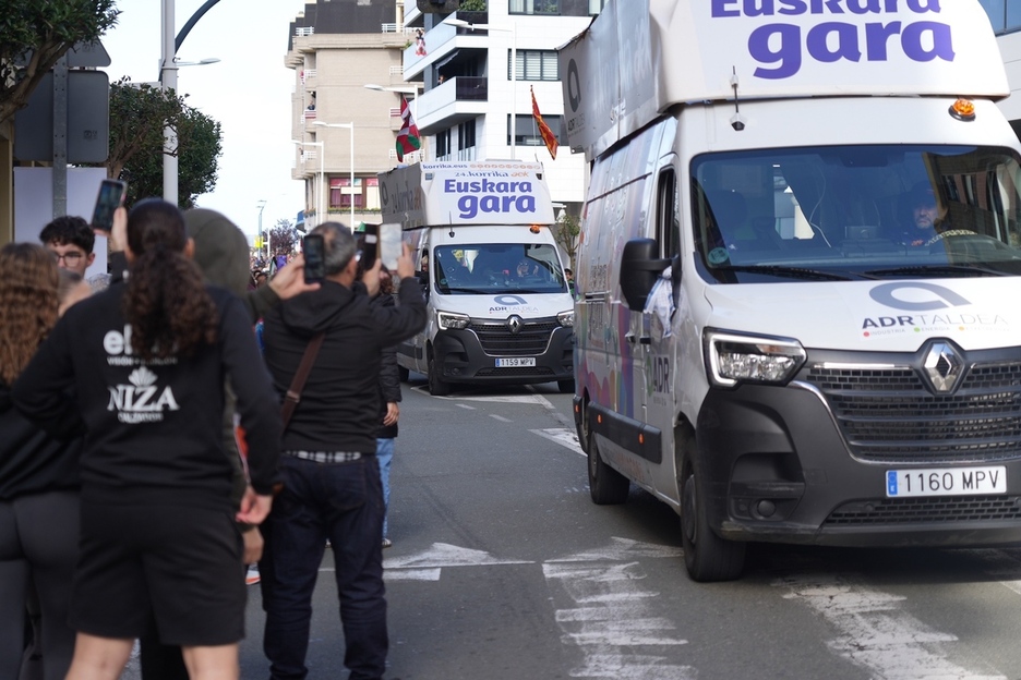 24. Korrikaren furgonetak, Santurtziko kaleetan. 24. Korrikaren furgonetak, Santurtziko kaleetan.