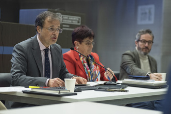 El consejero de Salud, junto a miembros de su equipo.