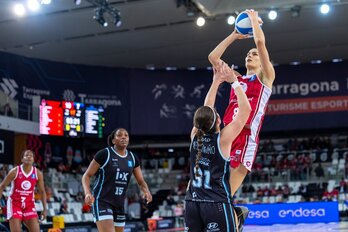 La variedad de recursos y el mayor tamaño de Basket Zaragoza han asfixiado a IDK Euskotren.