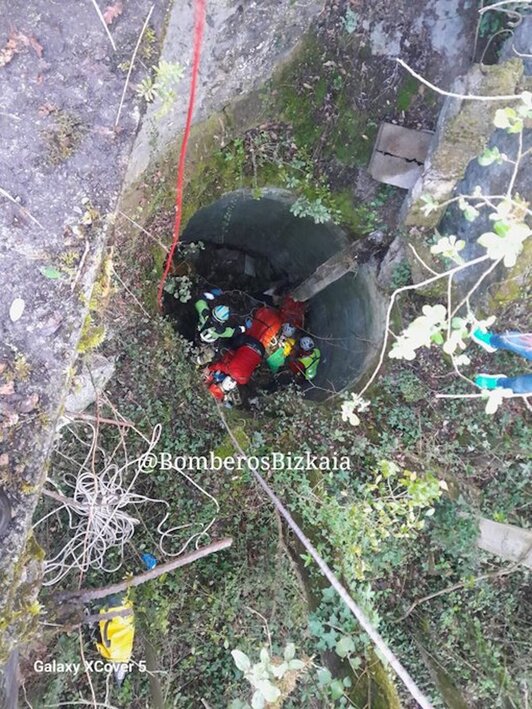 El menor de 13 años ha tenido que ser rescatado por los bomberos.
