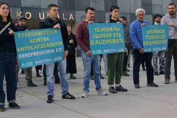 Concentración de los colectivos que han recibido las multas en Burlata.