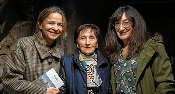 Carmen Olabarria laudioarra, Itziar Herran eta Inma Roiz lanaren egileekin.
