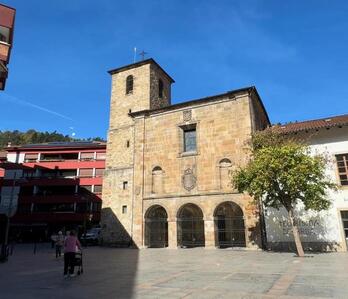 Udalak eskueratu berri duen San Frantzisko eliza.