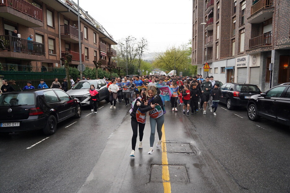 Bi korrikalari, elkar besarkatuta lekukoa eskuetan dutela, Usansolon. Bi korrikalari, elkar besarkatuta lekukoa eskuetan dutela, Usansolon.