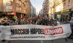 Avanzadilla de una manifestación que fue ganando efectivos a su paso por el centro de Gasteiz.
