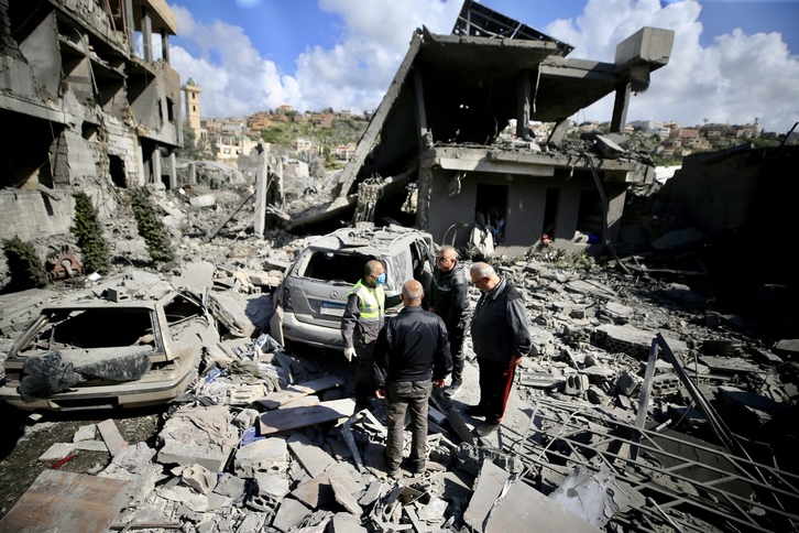 Libaneses inspeccionan el lugar de un bombardeo en la localidad de Saksakiyeh, en el sur de Líbano.