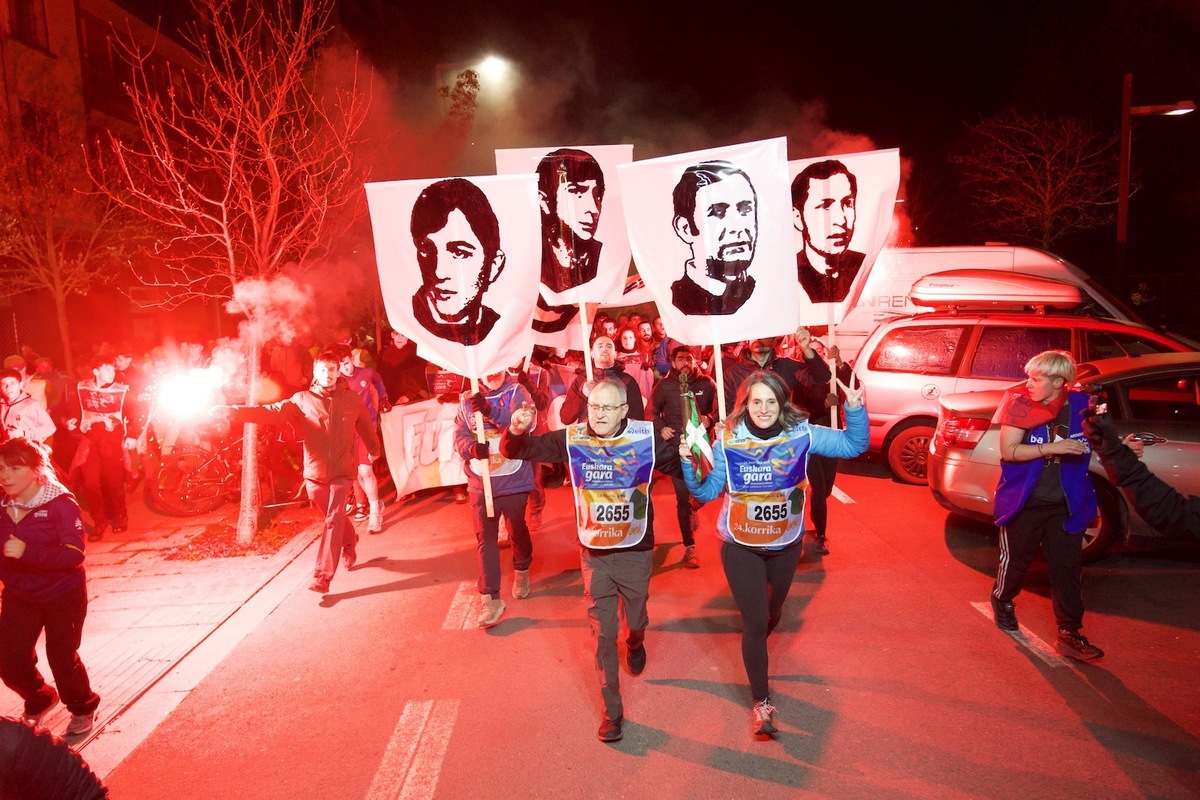 «Tipi-tapa, tipi-tapa, Korrika!», euskararen taupada Gasteizko bihotzean