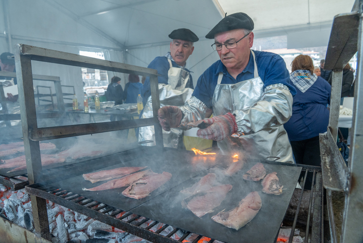 Berdela, besteak beste, parrillan errea eskaini diete bertaratu direnei.